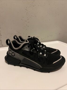 Ecco Women’s Black and Gray Athletic Lace-Up Sneakers